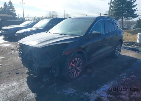 2021 Ford Escape Titanium z USA, uszkodzony, nr VIN 1FMCU9J90MUB23259